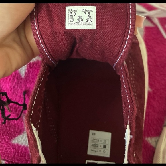 Brand new vans 6 in men and 7.5 in women - Picture 5 of 7